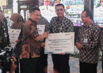 Pemprov Jateng dan Pemkab Brebes memberikan bantuan layanan akses internet gratis untuk 8 desa di Brebes. Foto : Dok. Pemprov Jateng/Lingkar