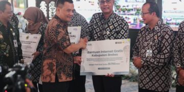 Pemprov Jateng dan Pemkab Brebes memberikan bantuan layanan akses internet gratis untuk 8 desa di Brebes. Foto : Dok. Pemprov Jateng/Lingkar