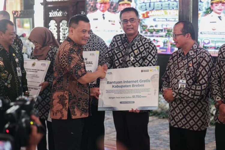Pemprov Jateng dan Pemkab Brebes memberikan bantuan layanan akses internet gratis untuk 8 desa di Brebes. Foto : Dok. Pemprov Jateng/Lingkar