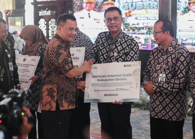 Pemprov Jateng dan Pemkab Brebes memberikan bantuan layanan akses internet gratis untuk 8 desa di Brebes. Foto : Dok. Pemprov Jateng/Lingkar