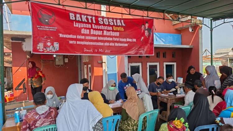 Suasana kegiatan cek kesehatan gratis yang digelar oleh DPC PDIP Demak, bertempat di Dukuh Platar Desa Sidorejo Sayung. Foto: Dok. DPC PDIP Demak for Lingkar