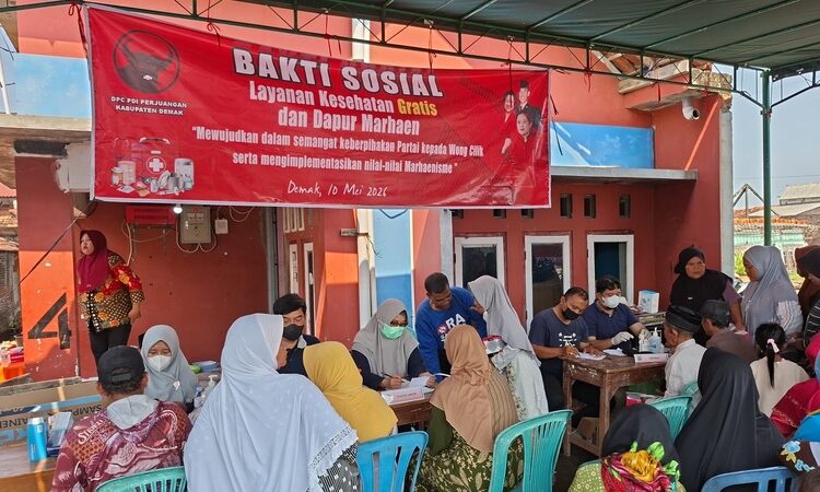 Suasana kegiatan cek kesehatan gratis yang digelar oleh DPC PDIP Demak, bertempat di Dukuh Platar Desa Sidorejo Sayung. Foto: Dok. DPC PDIP Demak for Lingkar