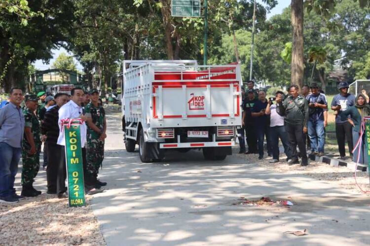Seremonial: Bupati Blora Arief Rohman melepas truk operasional koperasi merah putih yang akan mengikuti launching nasional pada 16 Mei 2026 mendatang. Foto: Dok Pemkab For Lingkar
