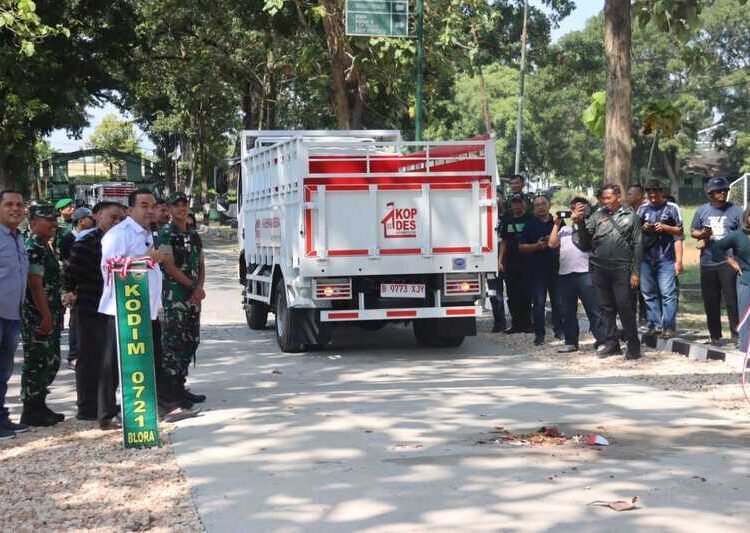 Seremonial: Bupati Blora Arief Rohman melepas truk operasional koperasi merah putih yang akan mengikuti launching nasional pada 16 Mei 2026 mendatang. Foto: Dok Pemkab For Lingkar