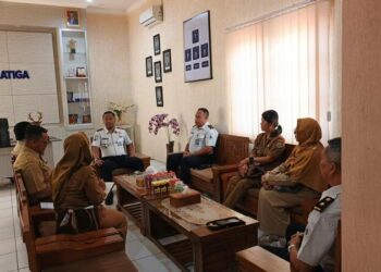 AUDIENSI : Kepala Rutan Kelas IIB Salatiga, Anda Tuning Supiluhu saat membahas program pendidikan kesetaraan paket A, paket B, dan paket C dengan Disdik di ruang kerjanya, Senin, 11 Mei 2026. Foto : Dok.Humas Rutan Salatiga/Lingkar