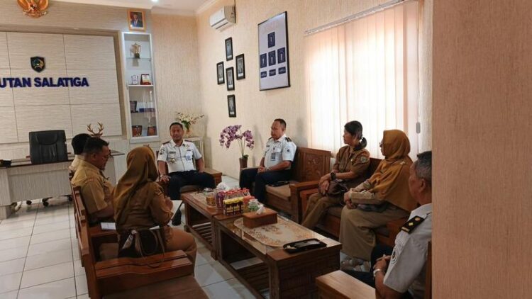AUDIENSI : Kepala Rutan Kelas IIB Salatiga, Anda Tuning Supiluhu saat membahas program pendidikan kesetaraan paket A, paket B, dan paket C dengan Disdik di ruang kerjanya, Senin, 11 Mei 2026. Foto : Dok.Humas Rutan Salatiga/Lingkar
