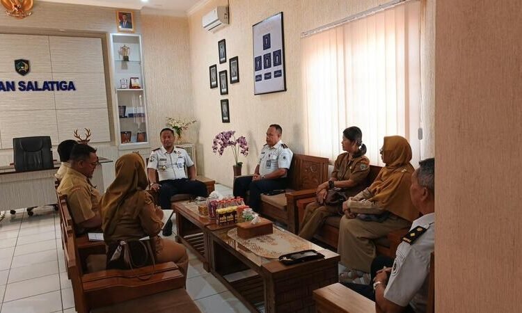 Warga Binaan Rutan Salatiga Dapat Pendidikan Kesetaraan, Meski di Balik Jeruji 25 AUDIENSI : Kepala Rutan Kelas IIB Salatiga, Anda Tuning Supiluhu saat membahas program pendidikan kesetaraan paket A, paket B, dan paket C dengan Disdik di ruang kerjanya, Senin, 11 Mei 2026. Foto : Dok.Humas Rutan Salatiga/Lingkar