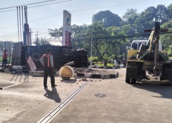 Kecelakaan truk menuju arah Silayur, Kecamatan Ngaliyan, Kota Semarang, Rabu (13/5). Foto : Syahril/Lingkar