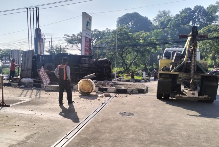 Kecelakaan truk menuju arah Silayur, Kecamatan Ngaliyan, Kota Semarang, Rabu (13/5). Foto : Syahril/Lingkar