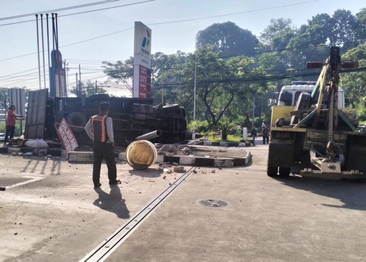 Kecelakaan truk menuju arah Silayur, Kecamatan Ngaliyan, Kota Semarang, Rabu (13/5). Foto : Syahril/Lingkar