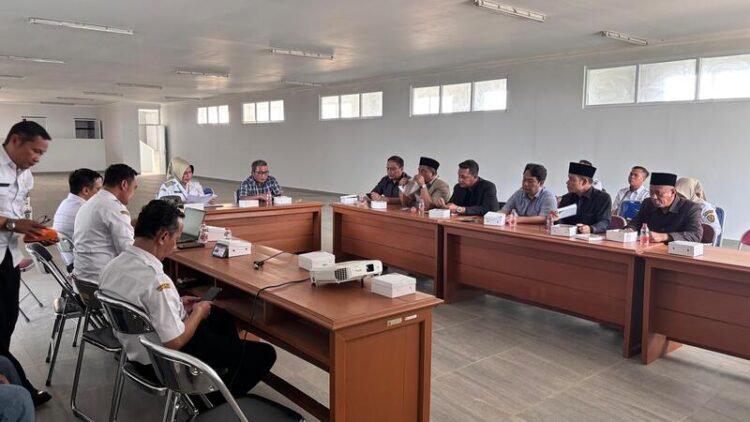 Komisi C DPRD Kabupaten Pekalongan meninjau langsung progres pembangunan RSUD Kraton di Kampil, Wiradesa, Rabu (13/5). Foto : Fahri Akbar/Lingkar