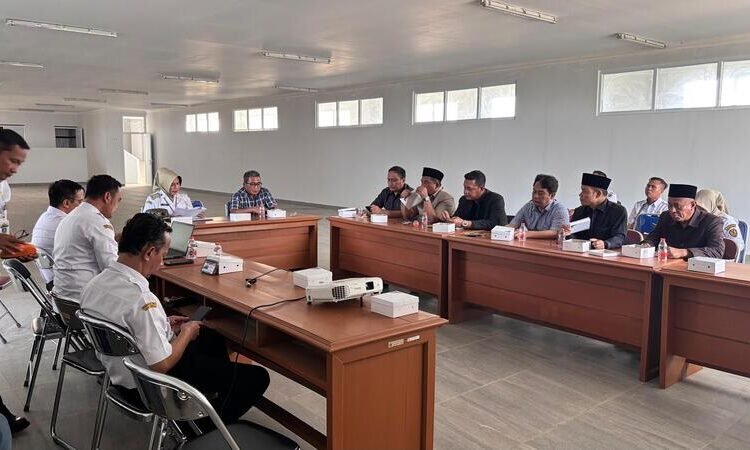 DPRD Pekalongan Minta Pembangunan RSUD Kraton Dipercepat, Targetkan Akhir 2026 Selesai 25 Komisi C DPRD Kabupaten Pekalongan meninjau langsung progres pembangunan RSUD Kraton di Kampil, Wiradesa, Rabu (13/5). Foto : Fahri Akbar/Lingkar