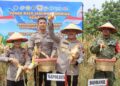 Kapolres Demak AKBP Arrizal Samelino saat melakukan panen raya jagung di Desa Tlogorejo, Kecamatan Karangawen, Kabupaten Demak. Foto : Dok.Polres Demak/Lingkar
