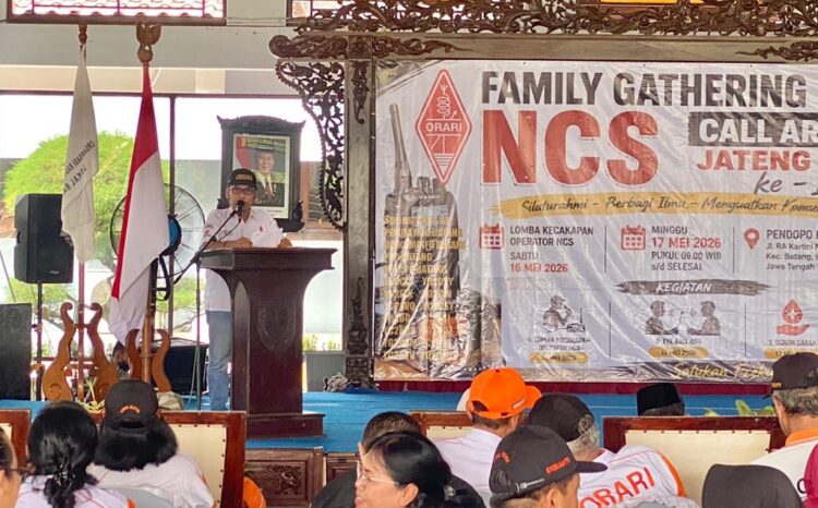 Perkuat Solidaritas dan Aksi Sosial, ORARI Jateng-DIY Himpun 200 Anggota di Batang 25 Ketua ORARI Batang Edhy Sulisdiyanto (kiri), sambutan di Family Gathering Net Control Station (NCS) Call Area 2 Jateng-DIY Ke-13 di Pendopo Kabupaten Batang. Foto : Dok.Diskominfo Batang/Lingkar