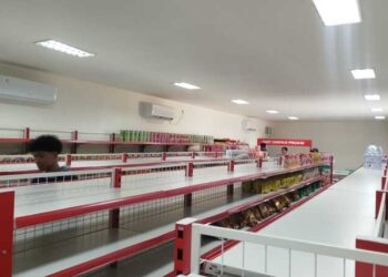 BAGIAN BELAKANG : Penampakan rak-rak bagian belakang di Koperasi merah putih Desa Purwosari Kecamatan/Kabupaten Blora masih kosong. Foto : Eko Wicaksono/Lingkar