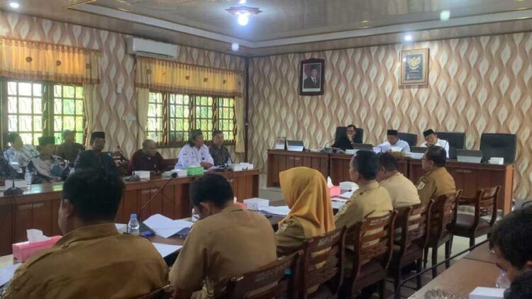 Pemkab Demak Didesak Berhentikan Kades Wonoagung Terpidana Kasus ITE 25 BPD Desa Wonoagung saat audiensi dengan Komisi A DPRD dan sejumlah dinas terkait di ruang rapat pimpinan DPRD setempat. Foto : Burham/ Lingkar