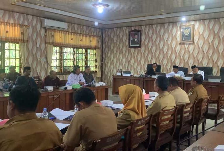 BPD Desa Wonoagung saat audiensi dengan Komisi A DPRD dan sejumlah dinas terkait di ruang rapat pimpinan DPRD setempat. Foto : Burham/ Lingkar