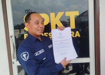 LAPORAN : Wiji melihatkan laporan yang dilakukan di SPKT Polres Blora. Foto : Eko Wicaksono/Lingkar