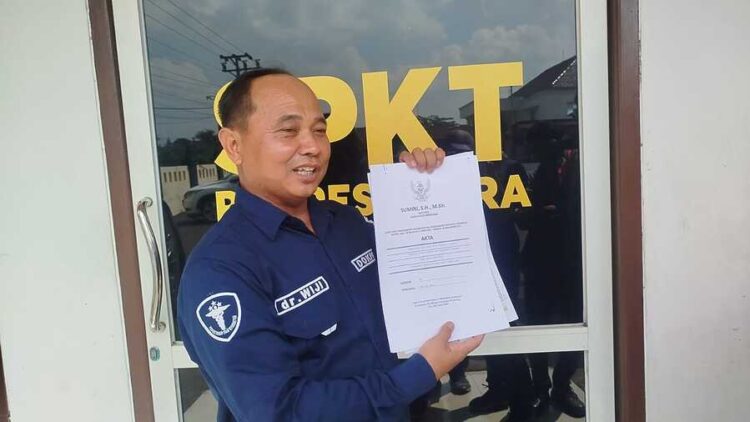 Lapor Polisi! Nasabah BMT BUS Blora tak Bisa Cairkan Tabungan, Kerugian Capai Rp4,2 Miliar 25 LAPORAN : Wiji melihatkan laporan yang dilakukan di SPKT Polres Blora. Foto : Eko Wicaksono/Lingkar