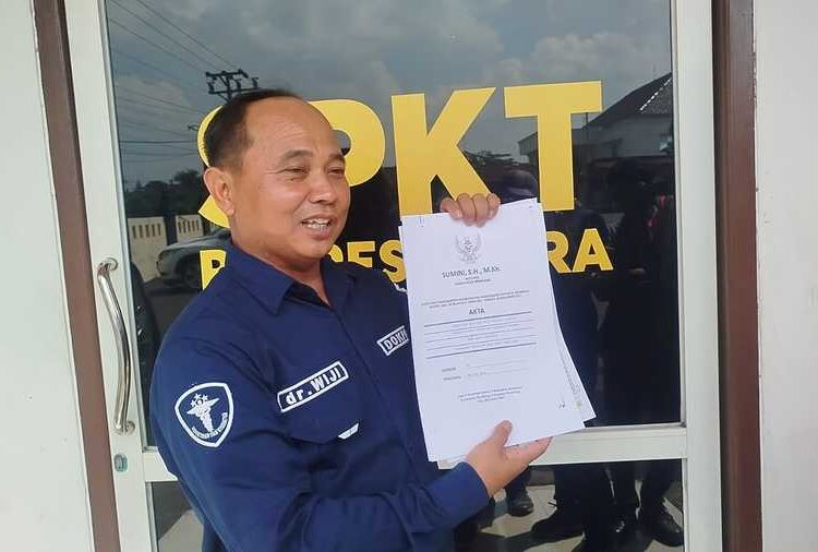 Lapor Polisi! Nasabah BMT BUS Blora tak Bisa Cairkan Tabungan, Kerugian Capai Rp4,2 Miliar 25 LAPORAN : Wiji melihatkan laporan yang dilakukan di SPKT Polres Blora. Foto : Eko Wicaksono/Lingkar