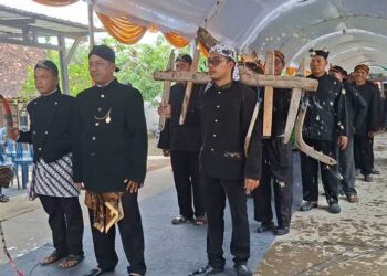 Tradisi Gebyur Dawet Luku, Kearifan Budaya Lokal Desa Wisata Kunir Demak 25 Prosesi Gebyur dawet luku yang ada di Desa Wisata Kunir, Kecamatan Dempet, Kabupaten Demak dalam rangkaian Apitan atau sedekah bumi. Foto: Burhan Aslam/Lingkar