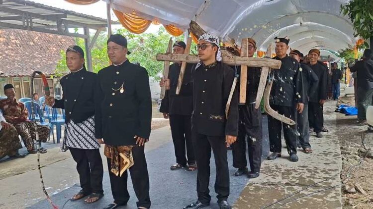 Tradisi Gebyur Dawet Luku, Kearifan Budaya Lokal Desa Wisata Kunir Demak 25 Prosesi Gebyur dawet luku yang ada di Desa Wisata Kunir, Kecamatan Dempet, Kabupaten Demak dalam rangkaian Apitan atau sedekah bumi. Foto: Burhan Aslam/Lingkar