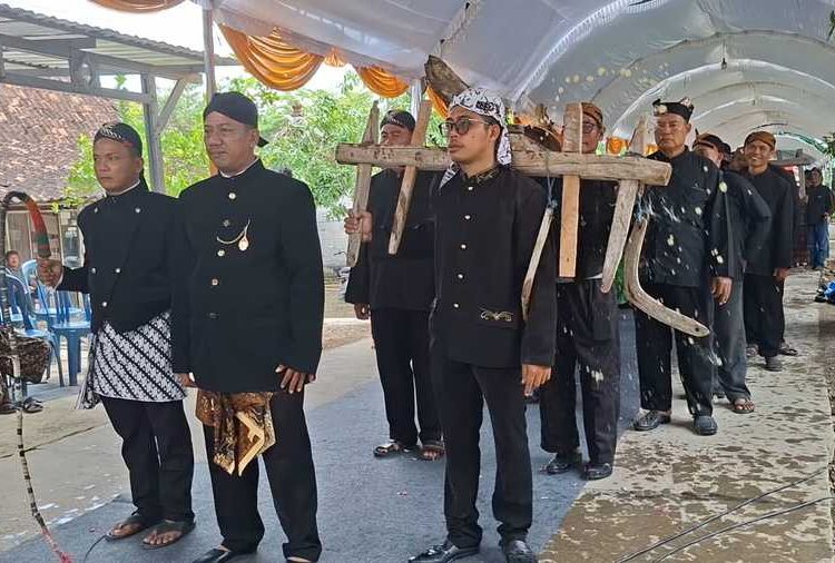 Prosesi Gebyur dawet luku yang ada di Desa Wisata Kunir, Kecamatan Dempet, Kabupaten Demak dalam rangkaian Apitan atau sedekah bumi. Foto: Burhan Aslam/Lingkar