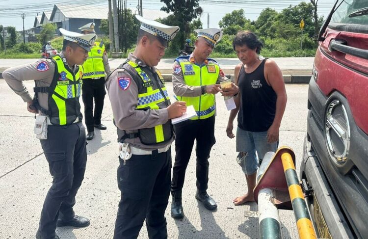Puluhan Angkutan Barang Sumbu Tiga Terjaring Operasi Dagkar di Exit Tol Kandeman Batang 25 Operasi penindakan pelanggaran (Dakgar) dan penyekatan terhadap kendaraan angkutan barang bersumbu tiga atau lebih. Foto : Dok.Satlantas Polres Batang/Lingkar