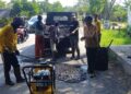 Perbaikan jalan provinsi di Kabupaten Blora yang menghubungkan tambal sulam. Foto: Dok. DPUPR Jateng/Lingkar