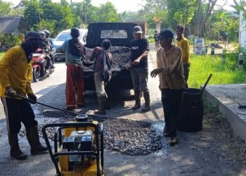 Perbaikan jalan provinsi di Kabupaten Blora yang menghubungkan tambal sulam. Foto: Dok. DPUPR Jateng/Lingkar