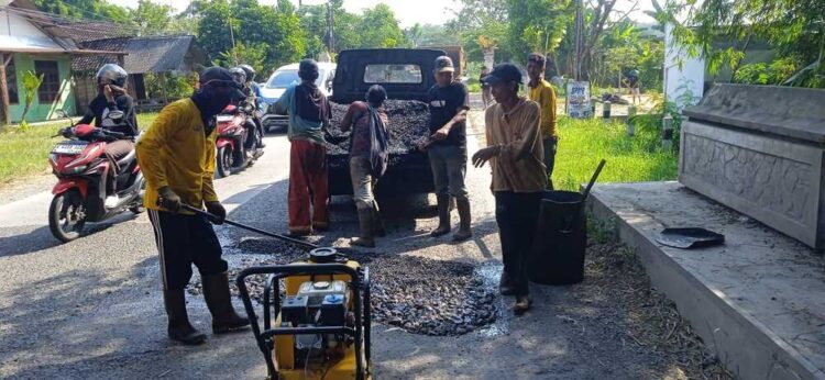 Perbaikan Kerusakan Jalan Provinsi di Blora, Diusulkan ke Pusat Lewat IJD 25 Perbaikan jalan provinsi di Kabupaten Blora yang menghubungkan tambal sulam. Foto: Dok. DPUPR Jateng/Lingkar