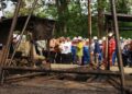 Bupati Blora Arief Rohman saat mendampingi Menteri ESDM Bahlil Lahadalia mengunjungi sumur minyak tua di Desa Ledok, Kecamatan Sambong, pada 2025 lalu. Foto: Eko Wicaksono/Lingkar