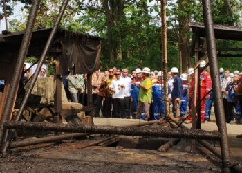 Bupati Blora Arief Rohman saat mendampingi Menteri ESDM Bahlil Lahadalia mengunjungi sumur minyak tua di Desa Ledok, Kecamatan Sambong, pada 2025 lalu. Foto: Eko Wicaksono/Lingkar