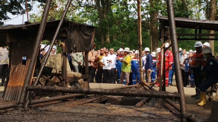 Bupati Blora Arief Rohman saat mendampingi Menteri ESDM Bahlil Lahadalia mengunjungi sumur minyak tua di Desa Ledok, Kecamatan Sambong, pada 2025 lalu. Foto: Eko Wicaksono/Lingkar