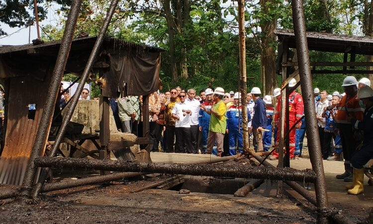 Bupati Blora Arief Rohman saat mendampingi Menteri ESDM Bahlil Lahadalia mengunjungi sumur minyak tua di Desa Ledok, Kecamatan Sambong, pada 2025 lalu. Foto: Eko Wicaksono/Lingkar
