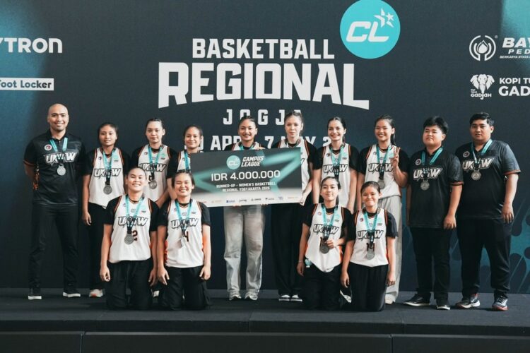 Tim Basket UKSW Juara Campus League 2026, Siap Melaju ke Tingkat di Nasional 25 SUKSES : Momen tim basket putri Universitas Kristen Satya Wacana (UKSW) Salatiga foto bersama usai berlaga di ajang Campus League 2026 Basketball Regional Yogyakarta, Kamis, 7 Mei 2026. Foto : Dok.Humas UKSW/Lingkar