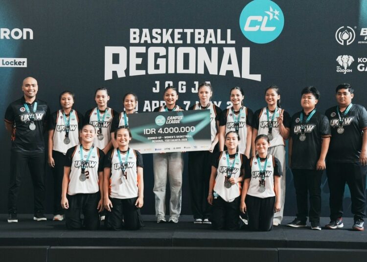 SUKSES : Momen tim basket putri Universitas Kristen Satya Wacana (UKSW) Salatiga foto bersama usai berlaga di ajang Campus League 2026 Basketball Regional Yogyakarta, Kamis, 7 Mei 2026. Foto : Dok.Humas UKSW/Lingkar