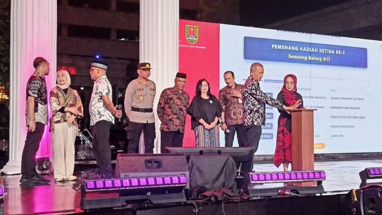 Realisasi PBJT Kota Semarang Capai 36,09 Persen hingga Mei 2026 25 Kepala Bapenda Kota Semarang, Diah Supartiningtias saat menghadiri program Ijolke di Gedung Moch Ikhsan, Balai Kota Semarang, Minggu (24/5) malam. Foto : Syahril/ Lingkar