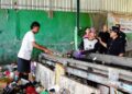 Masyarakat Salatiga Diajak Ubah Sampah Rumah Tangga Jadi Bernilai Ekonomi 31 TINJAU TPS3R : Wali Kota Salatiga Robby Hernawan melihat pengolahan sampah di TPS3R Bulu, Kelurahan Tegalrejo, Kecamatan Sidorejo, beberapa waktu lalu. Foto : Dok.Prokompim Setda Salatiga/Lingkar