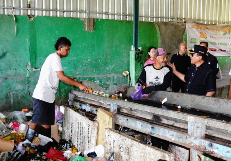 Masyarakat Salatiga Diajak Ubah Sampah Rumah Tangga Jadi Bernilai Ekonomi 25 TINJAU TPS3R : Wali Kota Salatiga Robby Hernawan melihat pengolahan sampah di TPS3R Bulu, Kelurahan Tegalrejo, Kecamatan Sidorejo, beberapa waktu lalu. Foto : Dok.Prokompim Setda Salatiga/Lingkar