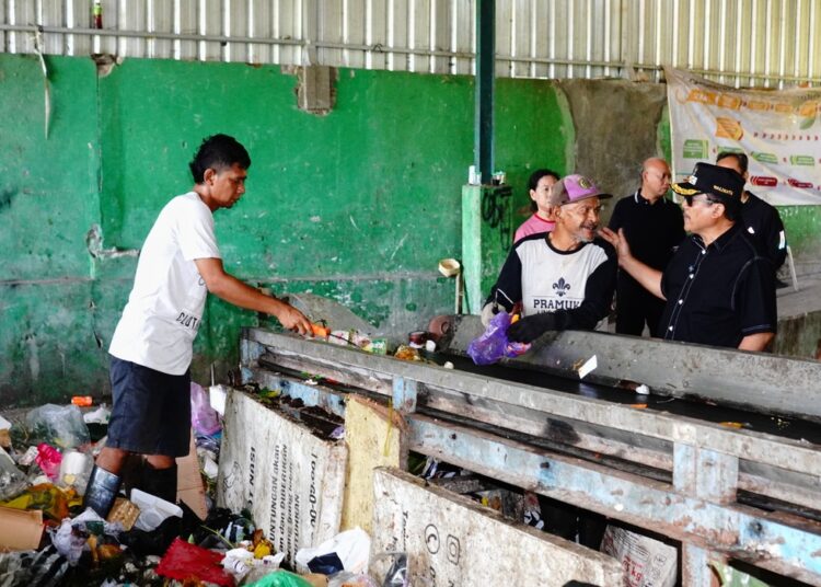 Masyarakat Salatiga Diajak Ubah Sampah Rumah Tangga Jadi Bernilai Ekonomi 25 TINJAU TPS3R : Wali Kota Salatiga Robby Hernawan melihat pengolahan sampah di TPS3R Bulu, Kelurahan Tegalrejo, Kecamatan Sidorejo, beberapa waktu lalu. Foto : Dok.Prokompim Setda Salatiga/Lingkar