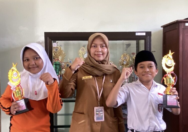 Lewat Ekskul Mendongeng, Siswa SD 3 Ngembal Kulon di Kudus Raih Prestasi 25 Siswa SD 3 Ngembal Kulon yang meraih prestasi di ajang FLS3N Kecamatan Jati belum lama ini. Foto: Nisa Hafizhotus Syarifa/Lingkar