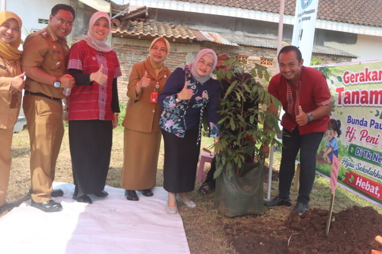 Didik Karakter Anak, Bunda PAUD Dorong Lewat Aksi Peduli Lingkungan 25 Bunda PAUD Kabupaten Semarang, Hj Peni Ngesti Nugraha melakukan penanaman pohon dorong sikap peduli lingkungan kepada siswa di TK Negeri Pembina di Desa Kesongo, Kecamatan Tuntang, Kabupaten Semarang. Foto : Hesty Imaniar/Lingkar