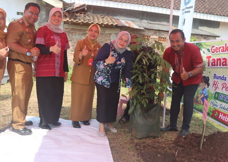 Bunda PAUD Kabupaten Semarang, Hj Peni Ngesti Nugraha melakukan penanaman pohon dorong sikap peduli lingkungan kepada siswa di TK Negeri Pembina di Desa Kesongo, Kecamatan Tuntang, Kabupaten Semarang. Foto : Hesty Imaniar/Lingkar