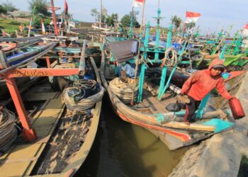 Imbas Harga Solar Memukul Nelayan, Ratusan Kapal di Rembang Pilih Tak Melaut.