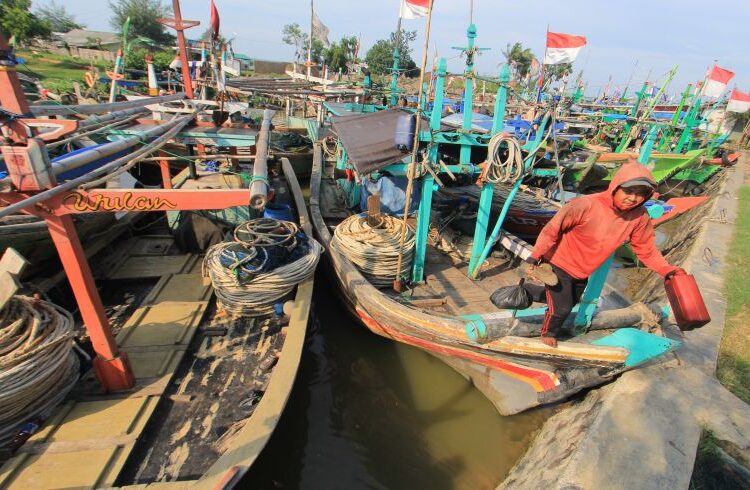 Imbas Harga Solar Memukul Nelayan, Ratusan Kapal di Rembang Pilih Tak Melaut 25 Imbas Harga Solar Memukul Nelayan, Ratusan Kapal di Rembang Pilih Tak Melaut.