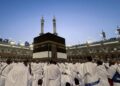 Jemaah calon haji menjalankan ibadah sholat maghrib di Masjidil Haram, Makkah, Arab Saudi. (Antara/Lingkarjateng.id)