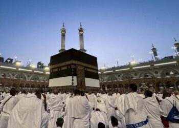 Jemaah calon haji menjalankan ibadah sholat maghrib di Masjidil Haram, Makkah, Arab Saudi. (Antara/Lingkarjateng.id)
