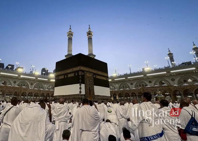 BPKH Klaim Dana Haji Aman Meski Rupiah Melemah 25 Jemaah calon haji menjalankan ibadah sholat maghrib di Masjidil Haram, Makkah, Arab Saudi. (Antara/Lingkarjateng.id)