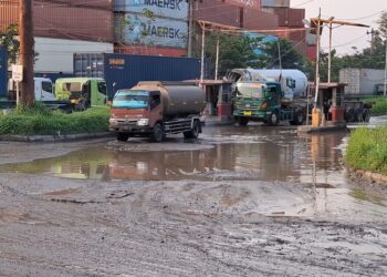 Warga Semarang Keluhkan Ceceran Tanah di Jalan Depan Kawasan Cipta Kerap Picu Kecelakaan